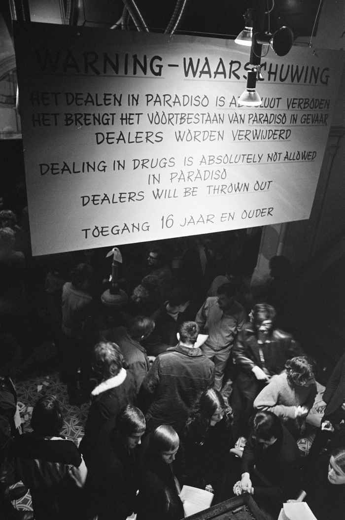 De initiële reactie van Paradiso op beschuldigingen van drugshandel. Iets later zou een huisdealer echter getolereerd worden.Foto: Bert Verhoeff / Anefo  (Nationaal Archief, CC0)
