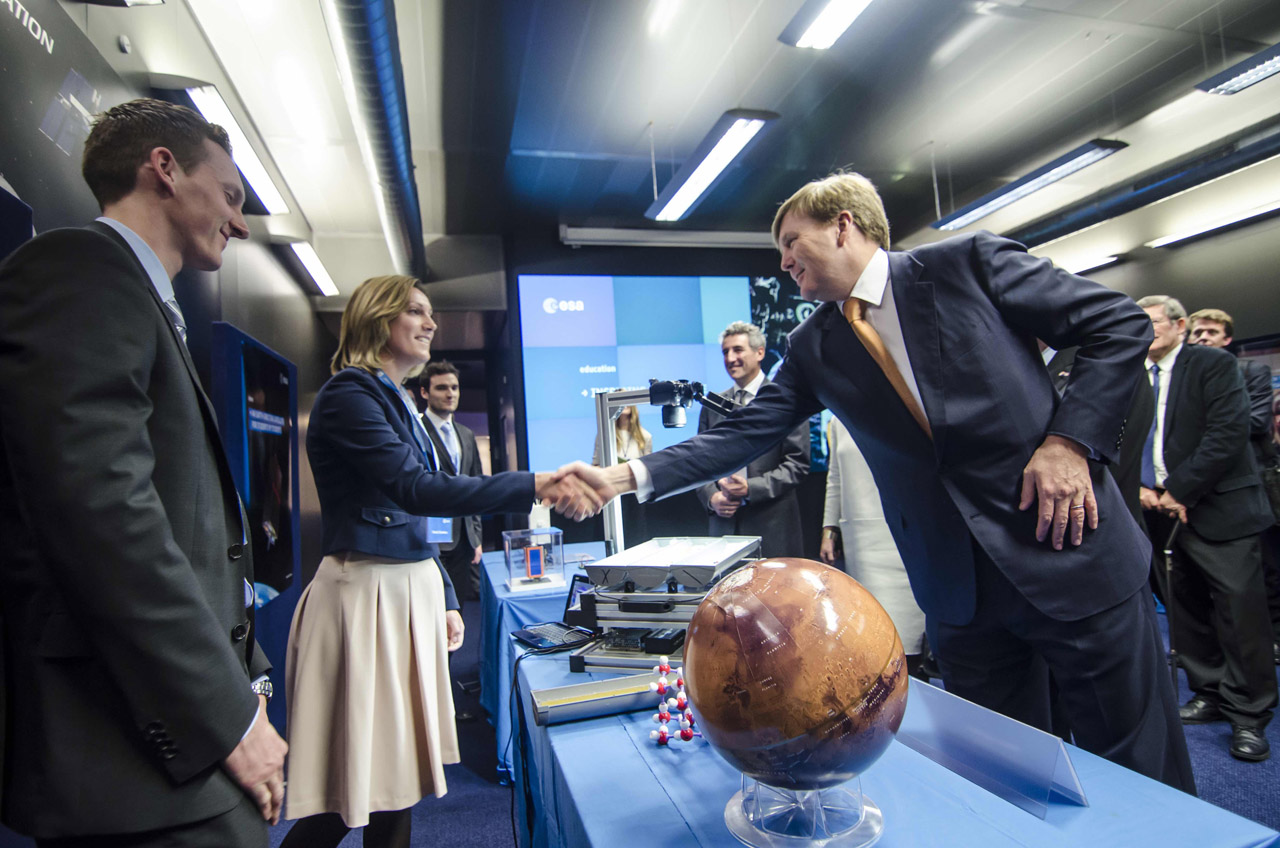 MSc students present experiments to HM King Willem Alexander