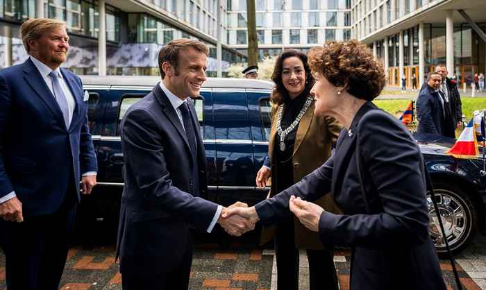 Collegevoorzitter Geert ten Dam verwelkomt President Macron