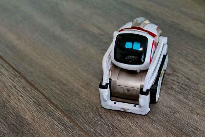 foto van een kleine Cozmo robot