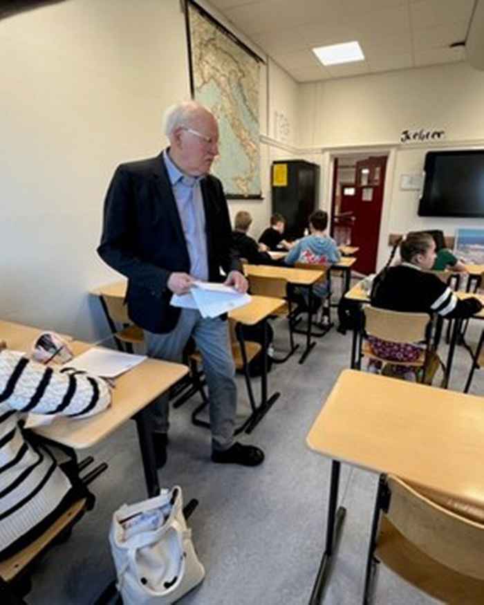 Herman Hermans aan het lesgeven in de klas