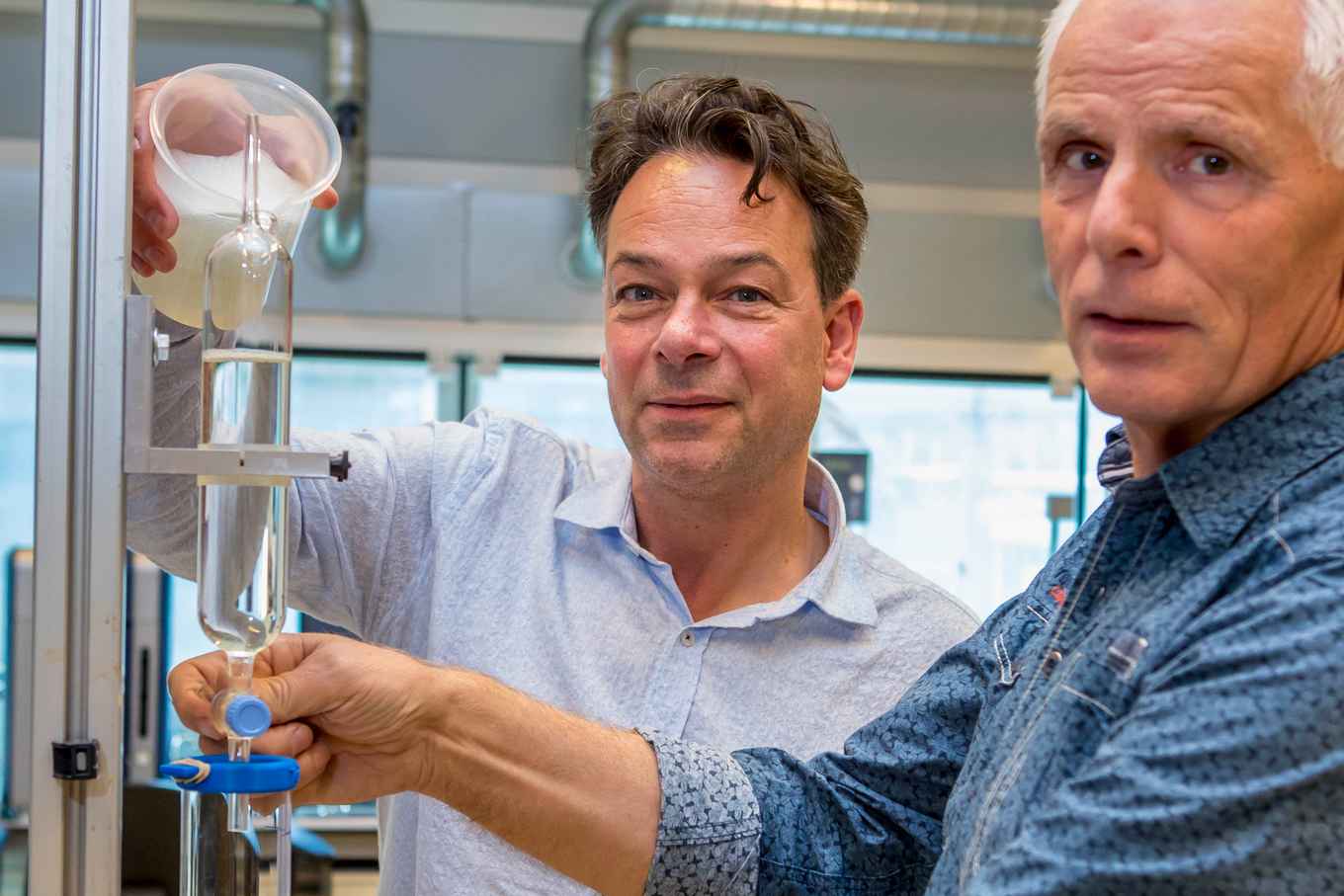 Oud TC-medewerker Willem van Aartsen met onderzoeker Daniel Bonn