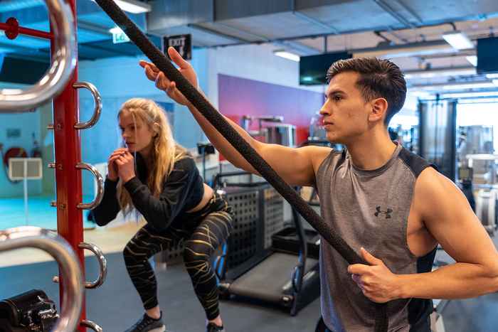 Twee studenten aan het fitnessen