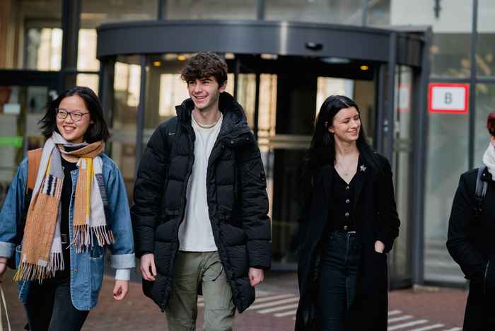 Group of students walking - UvA Roeterseiland Campus