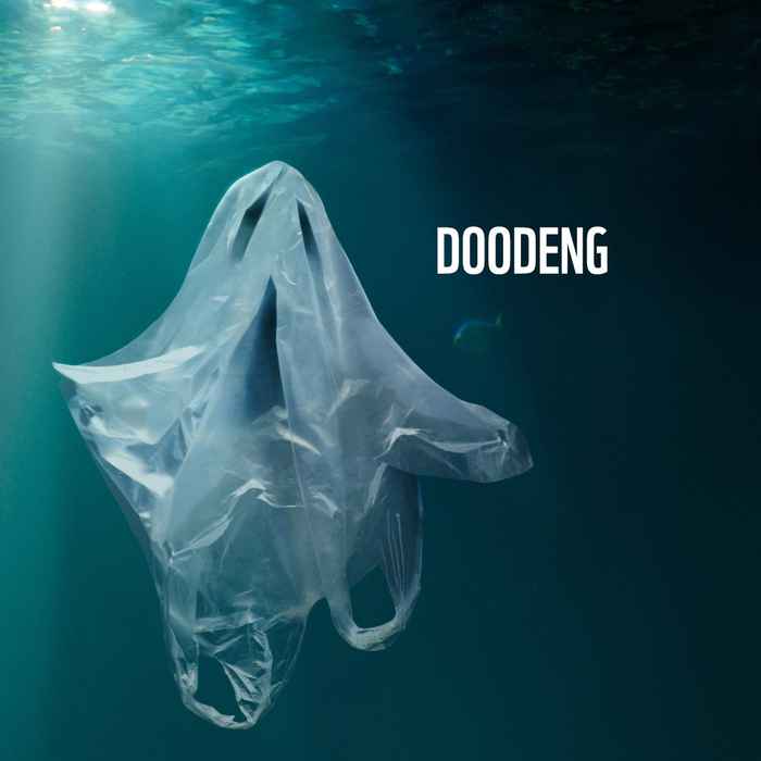 plastic zweeft in de oceaan en ziet eruit als een spookje