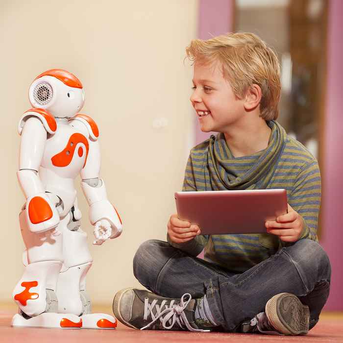 Jongetje speelt met een NAO robot