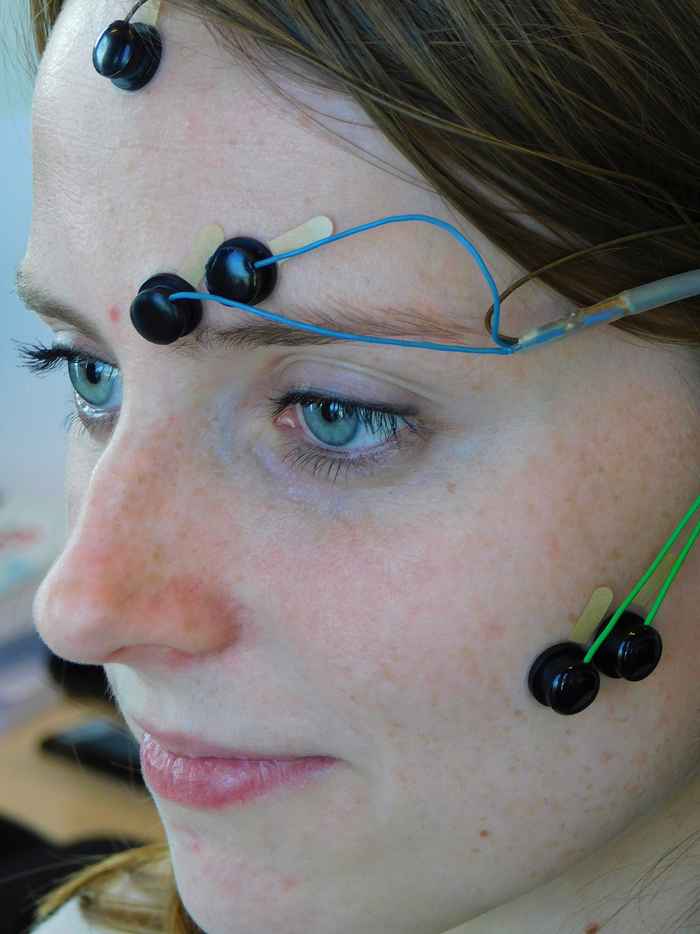Maaike Homan met elektroden op haar gezicht die expressies kunnen meten