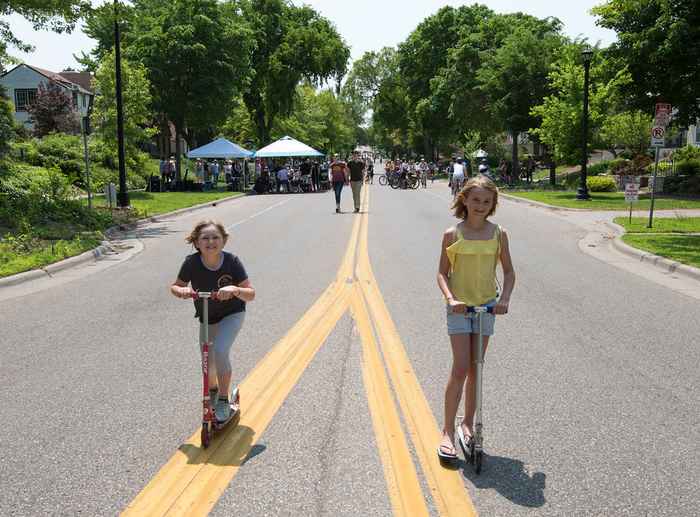 Twee meisjes op de fiets in een Open Street experiment in Lyndale, Minneapolis in 2019