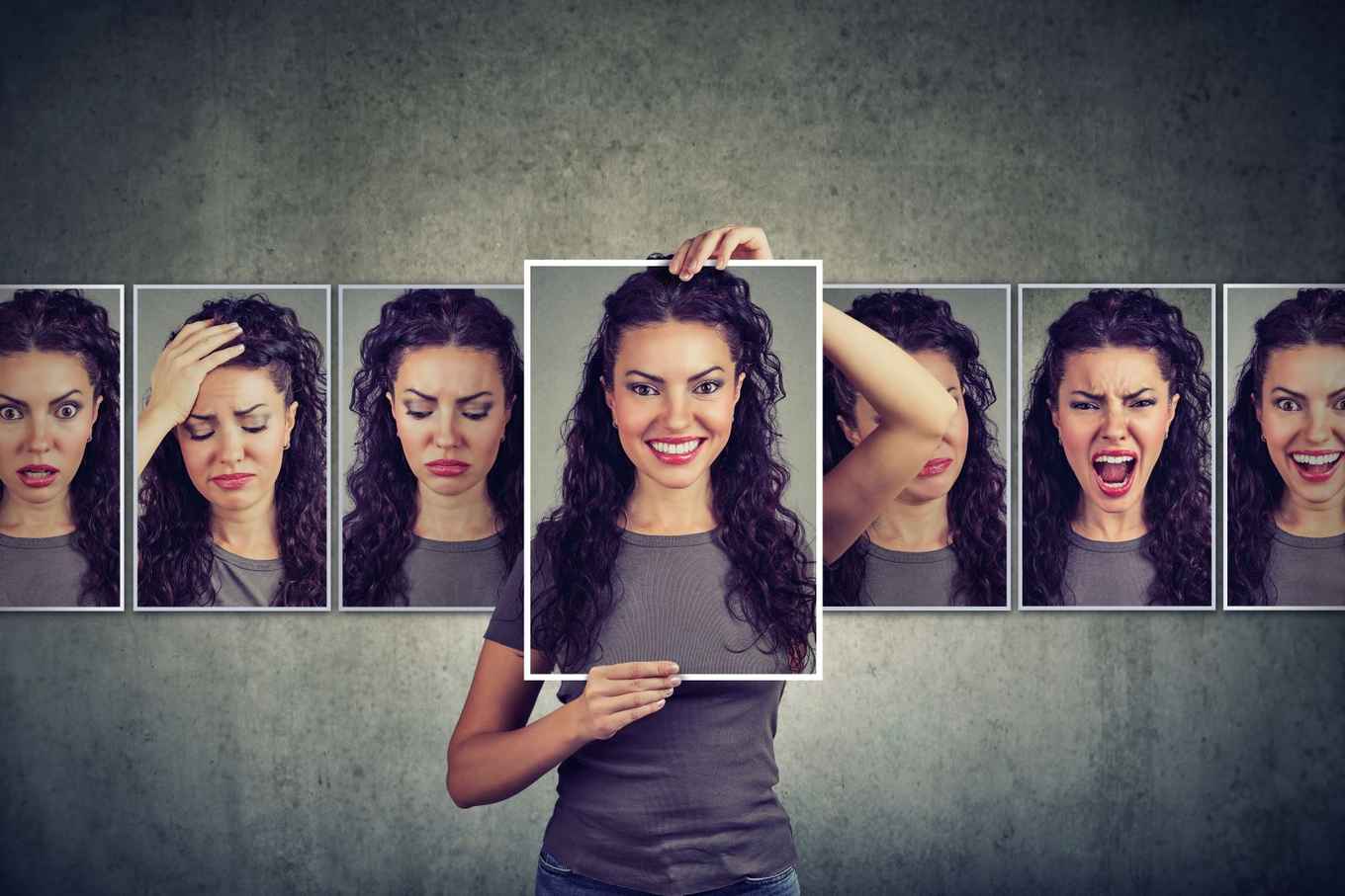 een vrouw toont met haar gezicht verschillende emoties