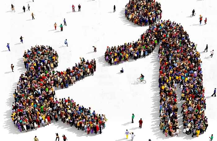 foto van mensen die elkaar helpen