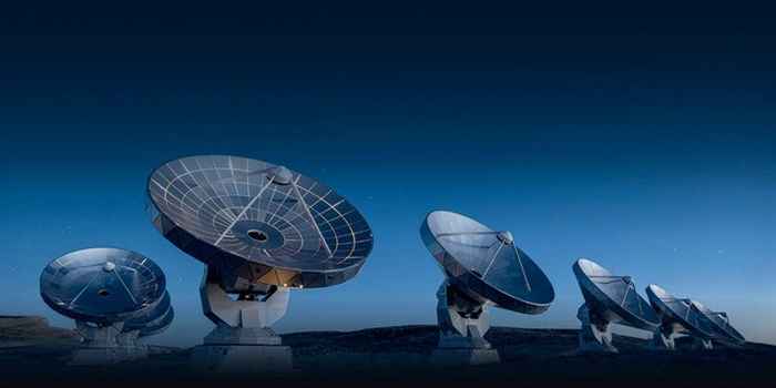 CGI van telescoopschotels in de schemering