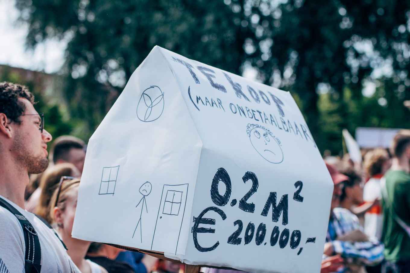 foto van mensen die protesteren voor betaalbaar wonen