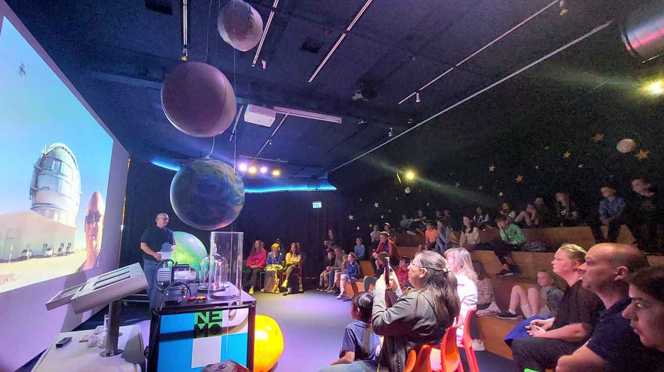 Hoogleraar Rudy Wijnands geeft een kinderlezing over satellieten.