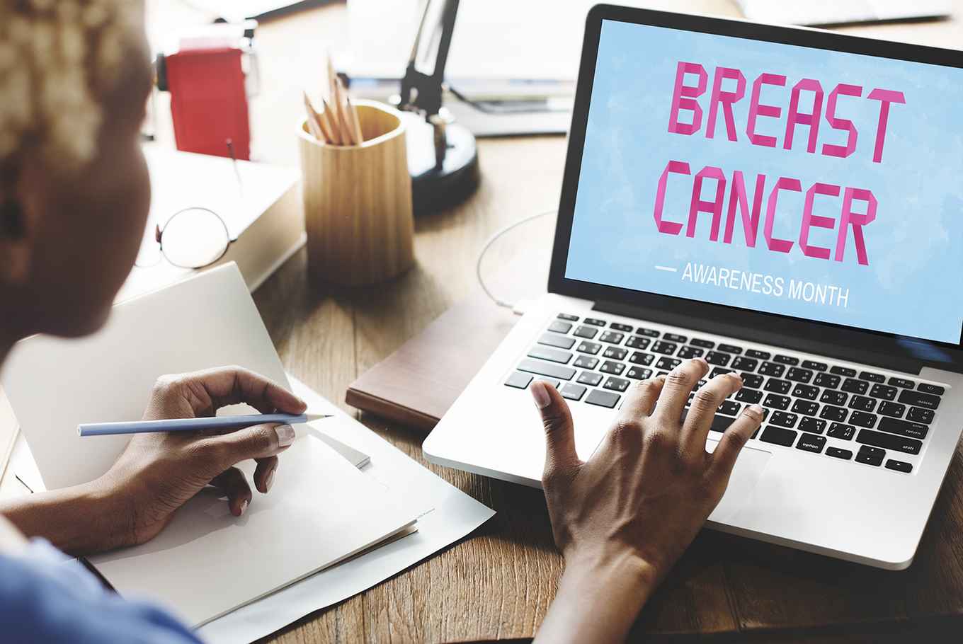 vrouw kijkt naar laptop met info over borstkanker