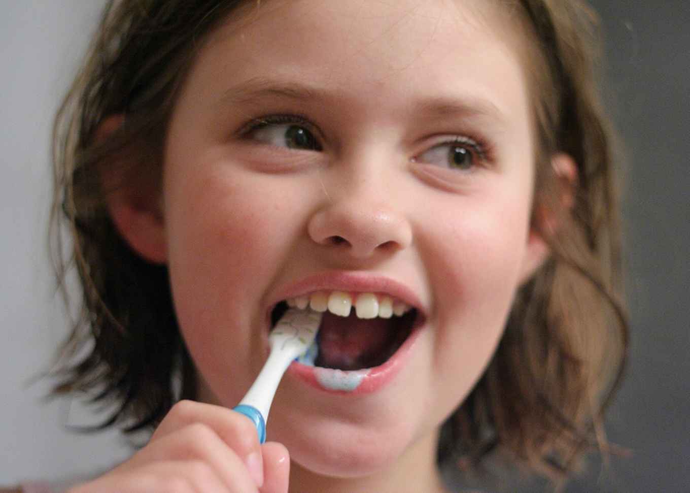 Meisje is aan het tandenpoetsen