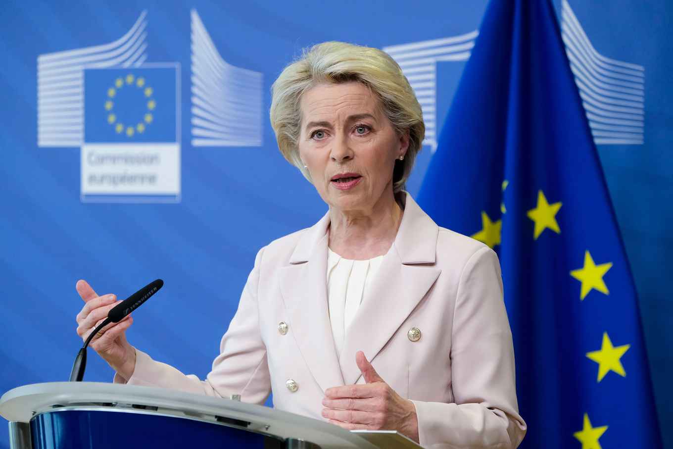 De voorzitter van de Europese Commissie, Ursula von der Leyen, tijdens een persbijeenkomst