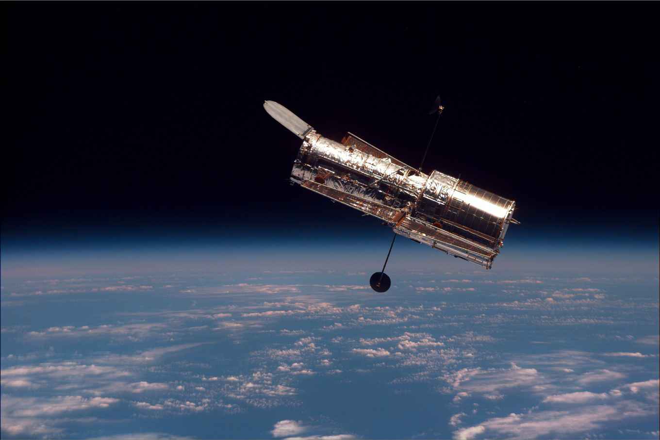 Ruimtetelescoop Hubble, gezien vanuit Space Shuttle Discovery. Beeld: NASA