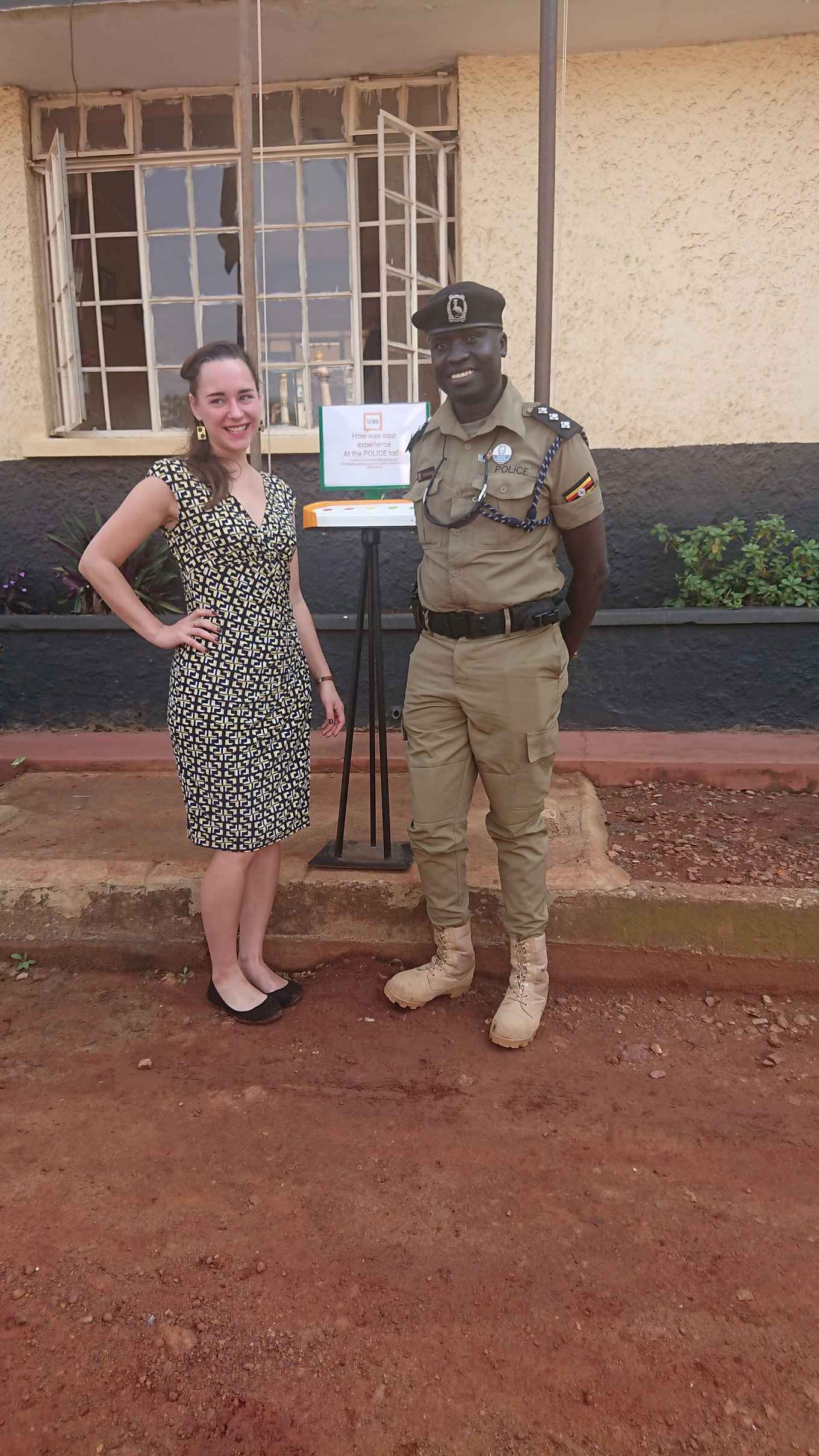 Nathalie Dijkman in Oeganda naast een lokale politieagent