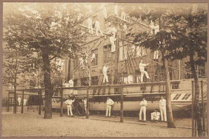 Een ware toeristische trekker in de 19e eeuw was de Kweekschool voor de Zeevaart aan de Buitenkant (de tegenwoordige Prins Hendrikkade). Instructieschip van de Kweekschool voor de Zeevaart, datum onbekend. Stadsarchief Amsterdam: vervaardiger onbekend,