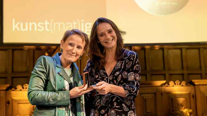 Elske Gerritsen (rechts) heeft de facultaire erepenning ontvangen uit handen van Anne van de Graaf (links) (foto: Bob Bronshoff)