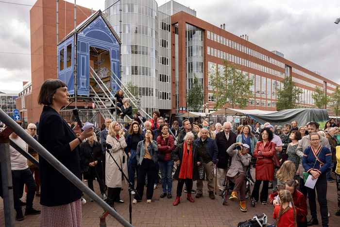 Decaan Marieke de Goede spreekt bij de opening van het Loofhuttenfeest (foto Bob Bronshoff)
