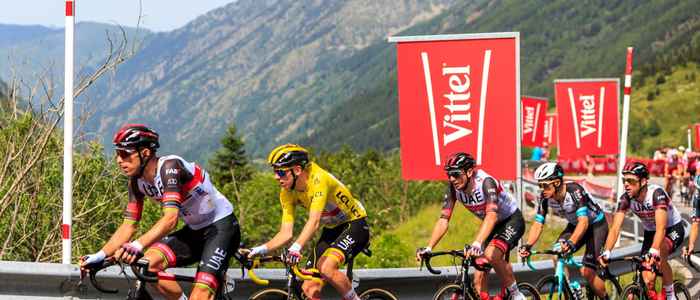renners op een berg tijdens de Tour de France van 2021