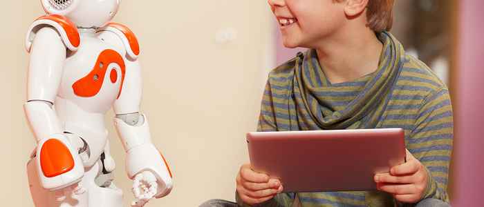 Jongen speelt met NAO (foto: Shutterstock)