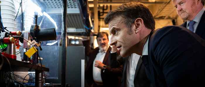 President Macron in het Quantum Gases & Quantum Information Lab