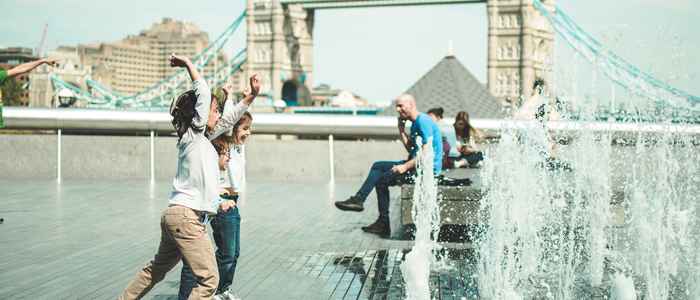 kinderen spelen in het water