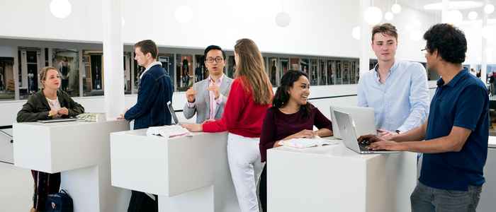 Rechtenstudenten op de faculteit