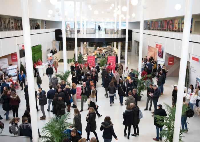 Studenten op de campus