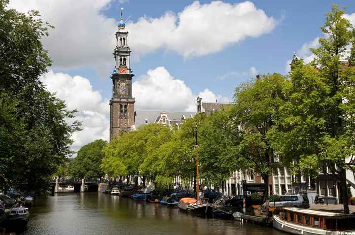 Foto van de Prinsengracht met Westerkerk op de achtergrond