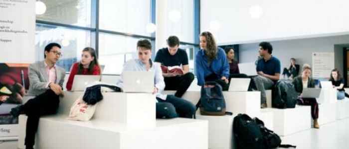 Rechtsstudenten in de hal