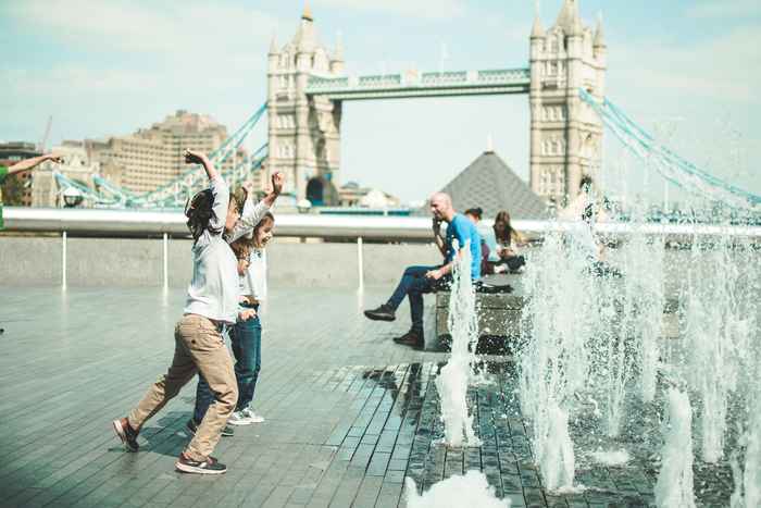 kinderen spelen in het water