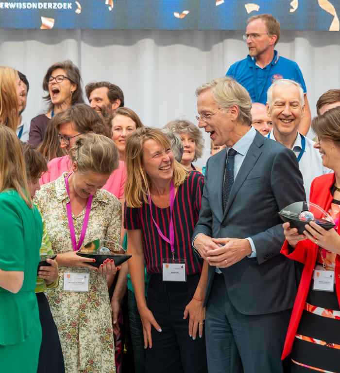 Mensen op het podium die feestelijk lachen