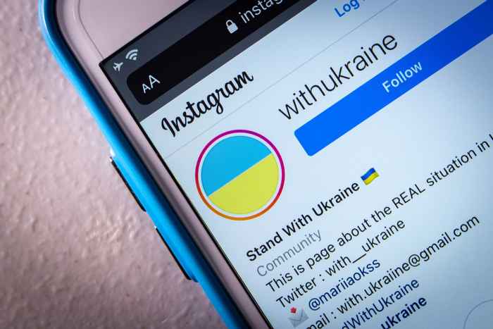 Mobiele telefoon met een supportpagina voor Oekraïne