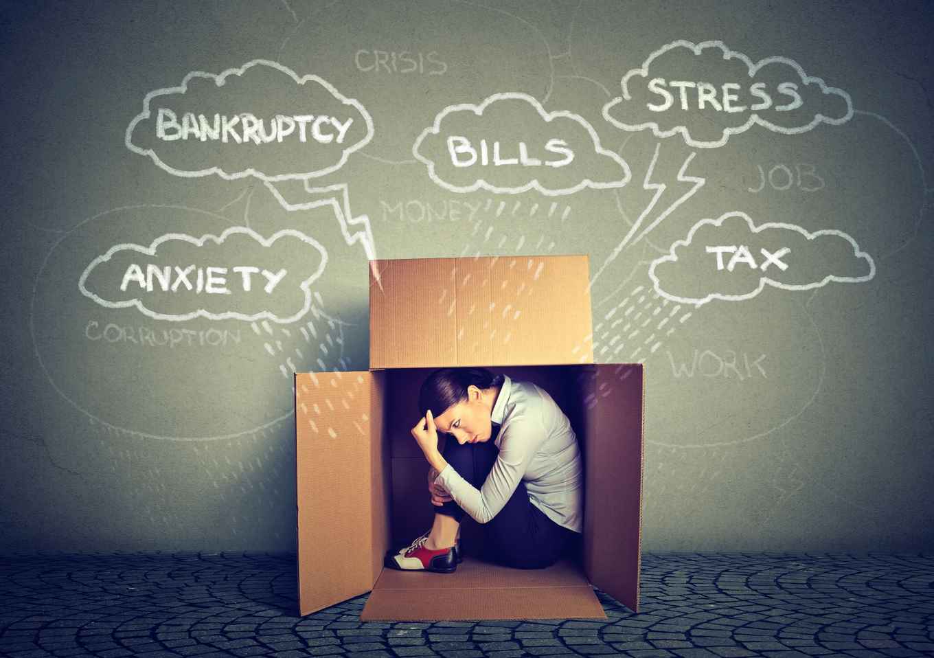 vrouw verstopt zich in een doos tegen financiële stress
