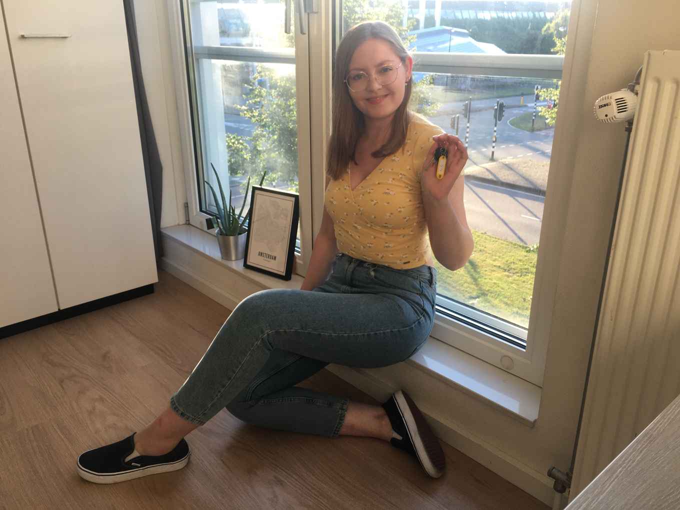 Nathalie in haar gemeubileerde kamer in Amsterdam Zuidoost