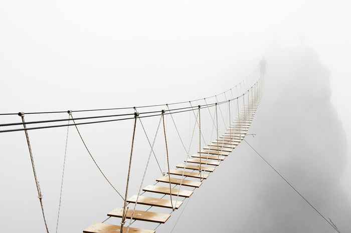 Een brug die in de mist verdwijnt