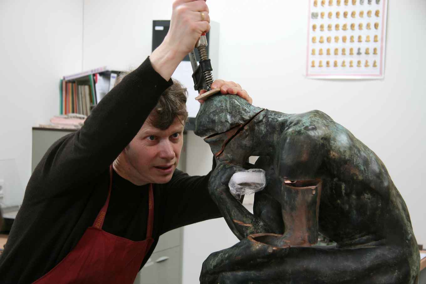 Tonny Beentjes restaureert de Denker van Rodin