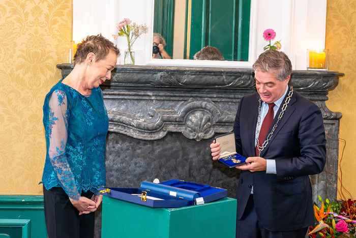Ellen Laan ontvangt de koninlijke onderscheiding uit handen van burgemeester Erik Boog