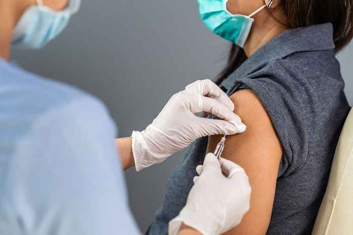 vrouw krijgt vaccin tegen coronavirus