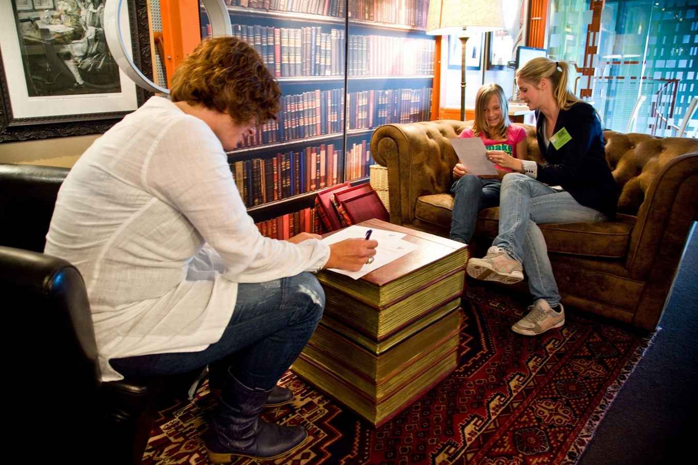 Onderzoeker dr. Elsje van Bergen en deelnemer. Fotograaf: Hanne Nijhuis.