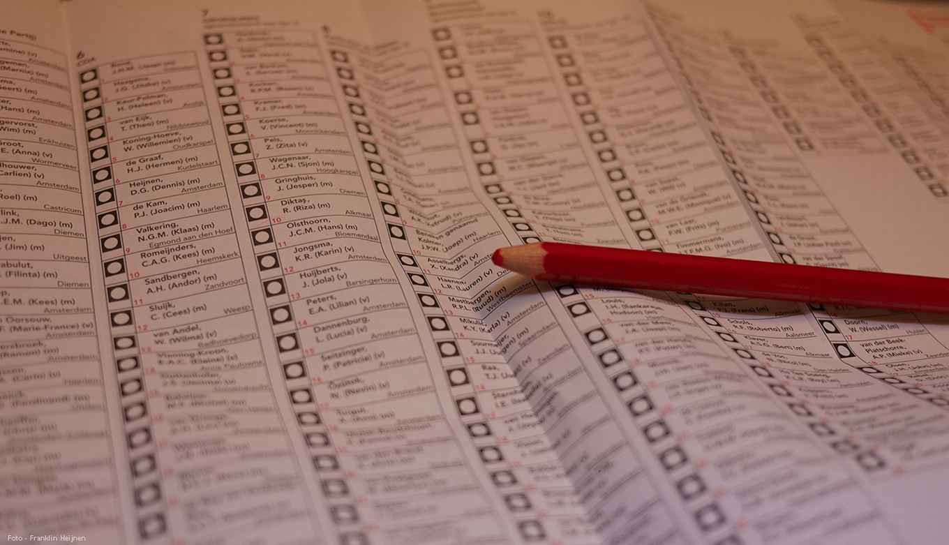 Stembiljet met rood potlood