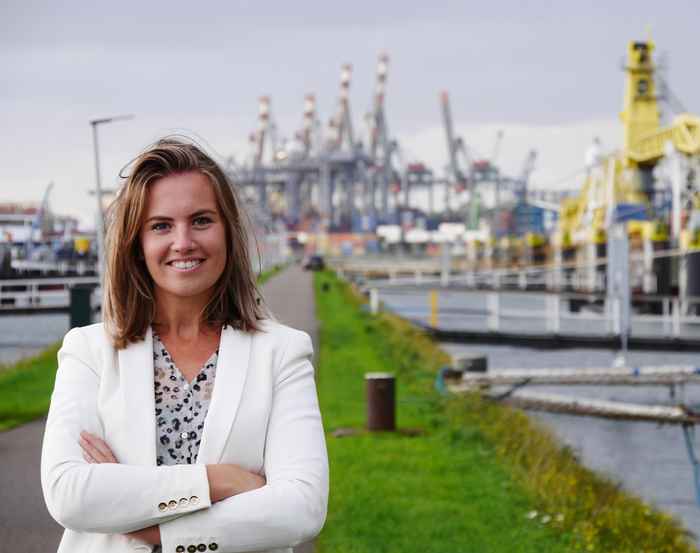 Renée Rotmans in de Rotterdamse haven
