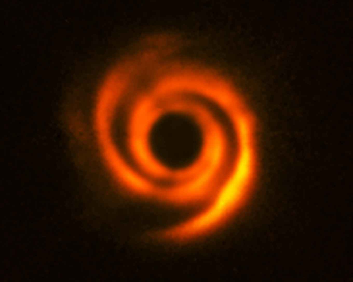 Met behulp van het SPHERE-instrument van ESO’s Very Large Telescope heeft een team van astronomen de protoplanetaire schijf waargenomen van de ongeveer 450 lichtjaar verre ster HD135344B. Deze schijf vertoont opvallende spiraalarmen, waarvan wordt vermoed dat deze zijn veroorzaakt door twee zware protoplaneten, die tot Jupiter-achtige werelden zullen evolueren.