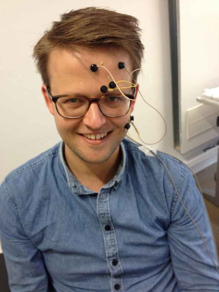 Bert Bakker in het Hot Politics Lab met elektroden op zijn hoofd