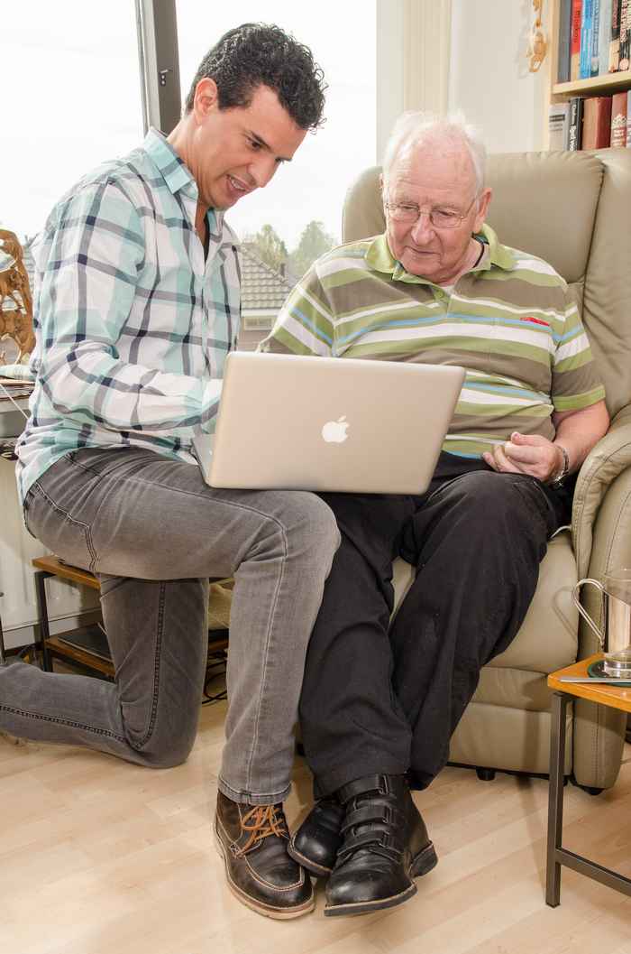 Ahmed Nait Aicha met een bewoner van revalidatiecentrum Naarderheem