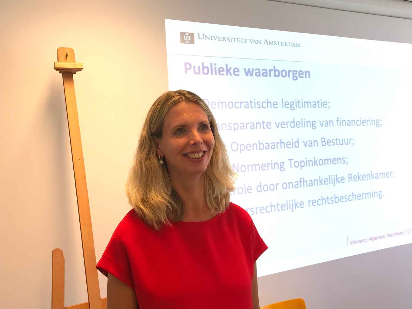 Hoogleraar Jacobine van den Brink bij een werkconferentie