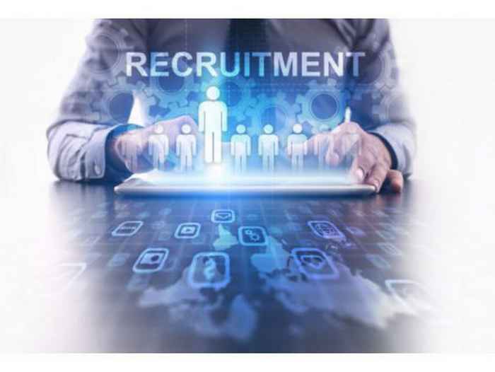 iemand die digitaal mensen werft